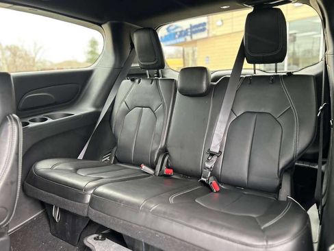Used 2026 Chrysler Pacifica Select image 17
