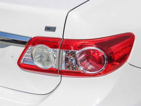 Used 2013 Toyota Corolla LE image 10