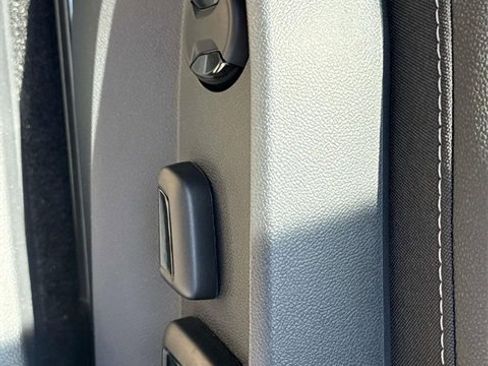 New 2025 Volkswagen Taos SE image 25