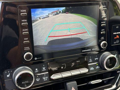 Used 2021 Toyota Highlander XLE AWD/4WD image 23