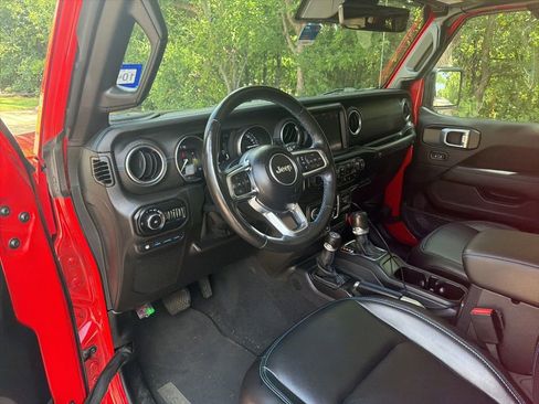 Used 2021 Jeep Wrangler Unlimited Rubicon 4xe w/ Dual Top Group AWD/4WD image 15