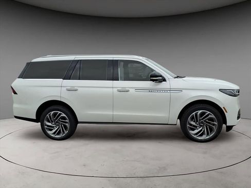 New 2025 Lincoln Navigator Reserve AWD/4WD image 10