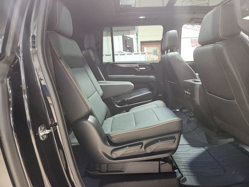 Used 2025 GMC Yukon XL AT4 image 9