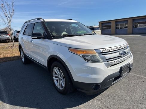Used 2015 Ford Explorer XLT w/ Equipment Group 202A image 3
