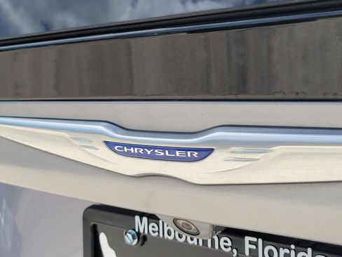 Used 2020 Chrysler Pacifica Touring FWD image 6