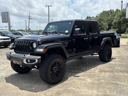 Used 2022 Jeep Gladiator Sport AWD/4WD image 3