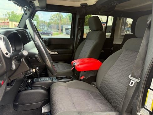 Used 2014 Jeep Wrangler Unlimited Sahara w/ Connectivity Group AWD/4WD image 16