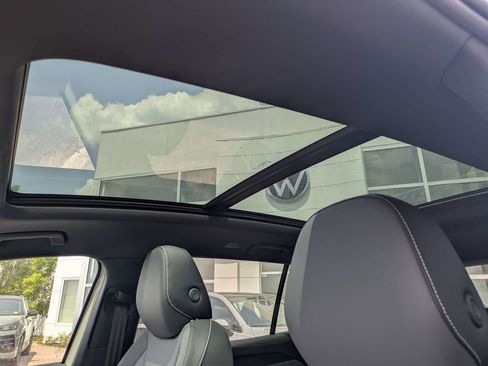 New 2026 Volkswagen Tiguan SE R-Line FWD image 23