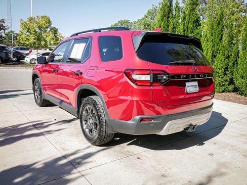 Certified 2025 Honda Pilot TrailSport image 8