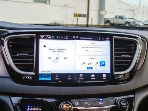 Used 2025 Chrysler Pacifica Select image 21