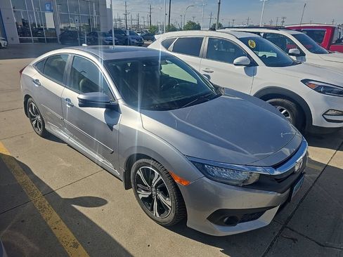 Used 2018 Honda Civic Touring image 5