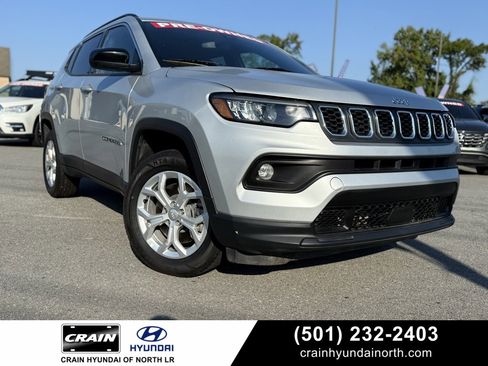 Used 2024 Jeep Compass Latitude image 1