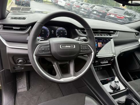Used 2024 Jeep Grand Cherokee Altitude AWD/4WD image 2