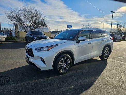 Used 2020 Toyota Highlander XLE image 3