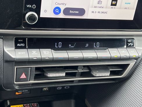 Used 2025 Toyota Camry SE FWD image 28