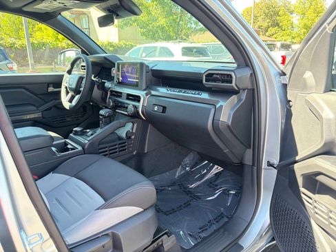Used 2025 Toyota Tacoma TRD Sport AWD/4WD image 28