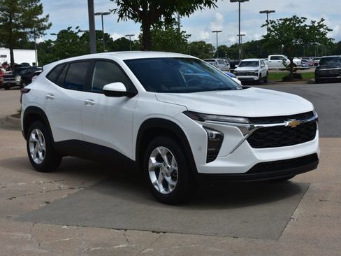 New 2026 Chevrolet Trax LS w/ LS Convenience Package FWD image 3