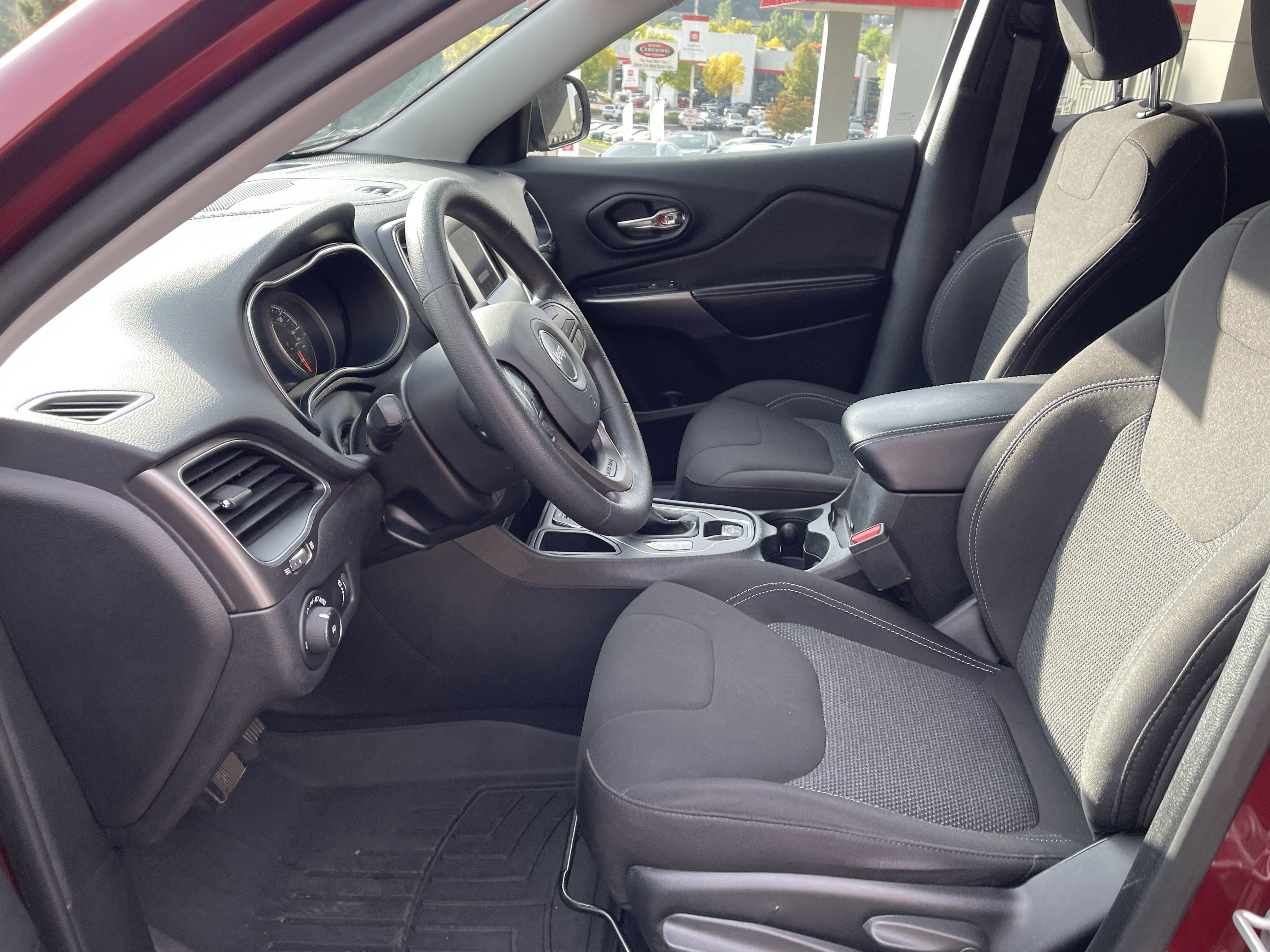 Used 2019 Jeep Cherokee Latitude w/ Popular Appearance Group FWD image 9
