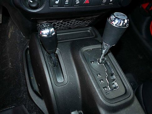 Used 2015 Jeep Wrangler Unlimited Sahara image 24