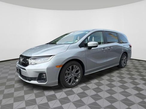 Used 2025 Honda Odyssey Touring image 3