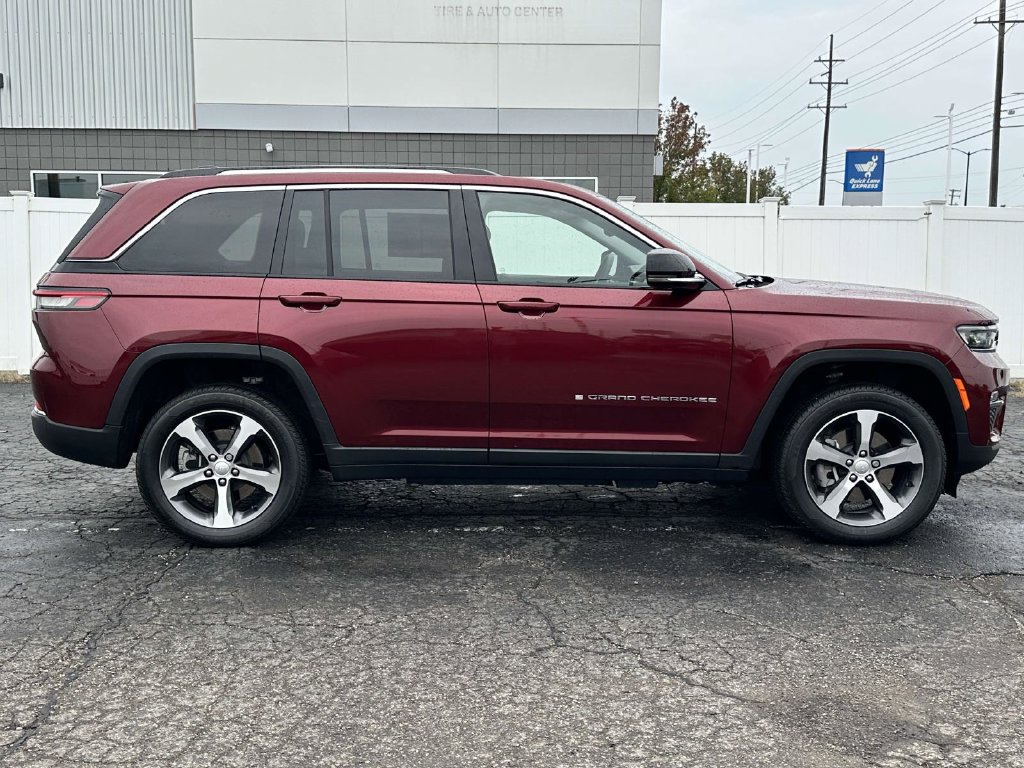 Used 2023 Jeep Grand Cherokee 4WD 4xe image 2