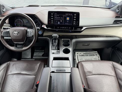 Used 2021 Toyota Sienna Platinum FWD image 19