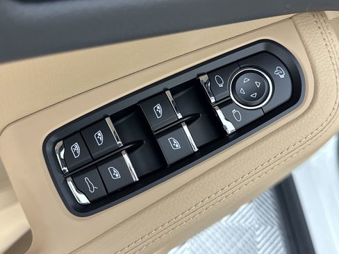 Certified 2025 Porsche Macan image 13