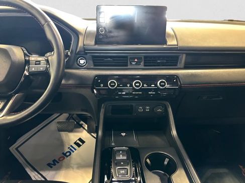 Used 2025 Honda Pilot TrailSport image 12