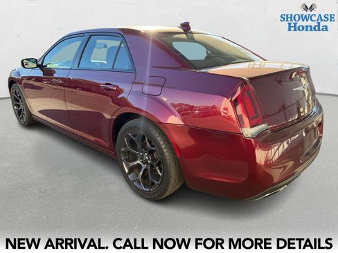 Used 2020 Chrysler 300 Touring w/ Sport Appearance Package image 4