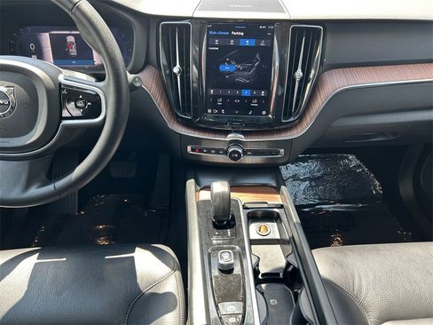 Used 2024 Volvo XC60 B5 Plus image 15