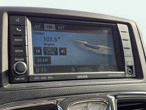 Used 2011 Chrysler Town & Country Touring-L image 27