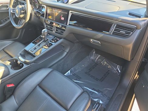 Certified 2024 Porsche Macan image 19