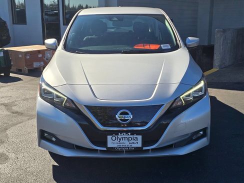 Used 2019 Nissan Leaf SV w/ SV Technology Package FWD image 2