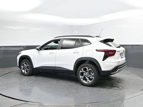 Used 2025 Chevrolet Trax LT w/ LT Convenience Package FWD image 8