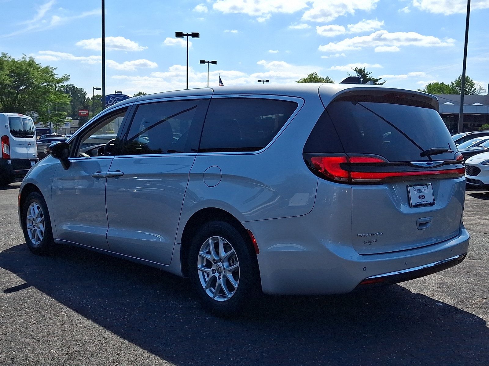Used 2024 Chrysler Pacifica Touring-L FWD image 4
