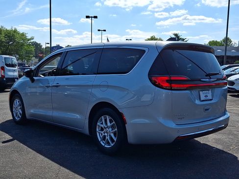 Used 2024 Chrysler Pacifica Touring-L FWD image 4