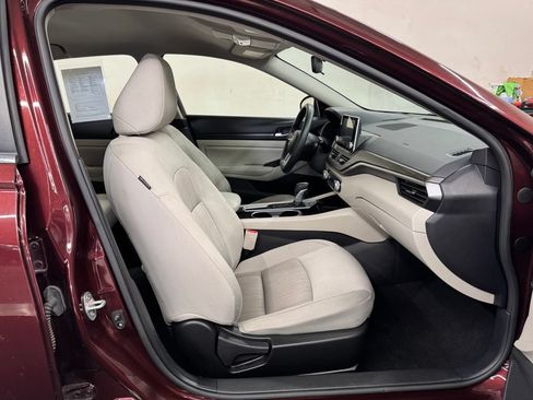 Used 2024 Nissan Altima 2.5 SV FWD image 28