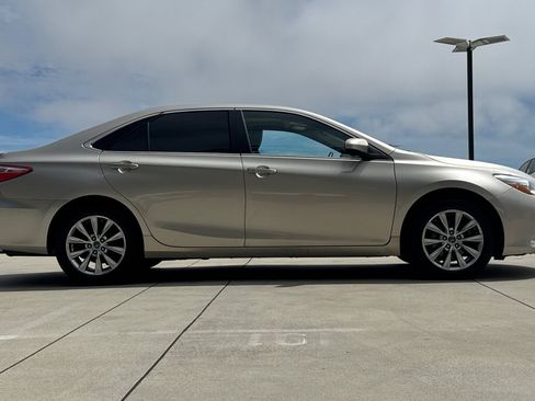 Used 2017 Toyota Camry SE w/ Moonroof Package FWD image 7