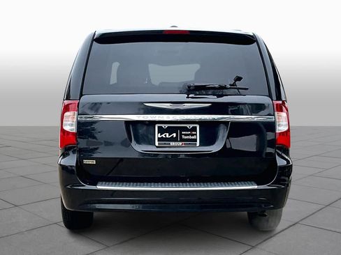 Used 2016 Chrysler Town & Country Touring image 5