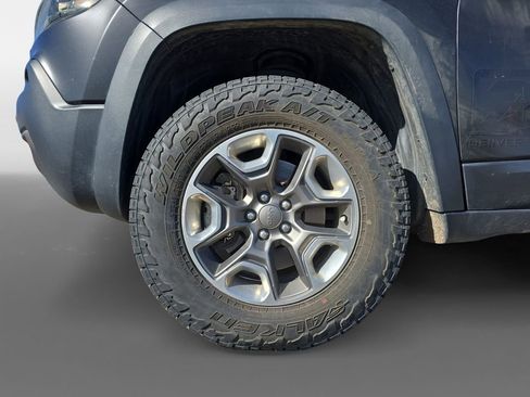 Used 2019 Jeep Cherokee Trailhawk image 16