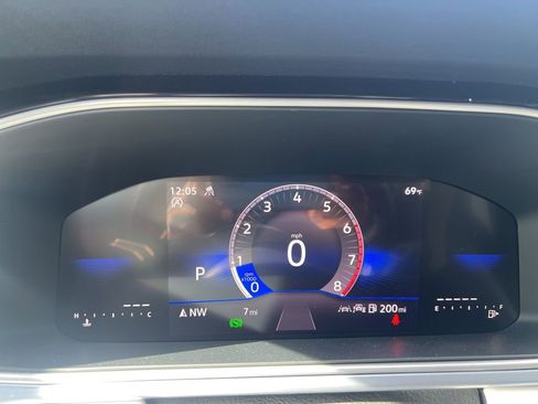 New 2025 Volkswagen Taos SE image 28