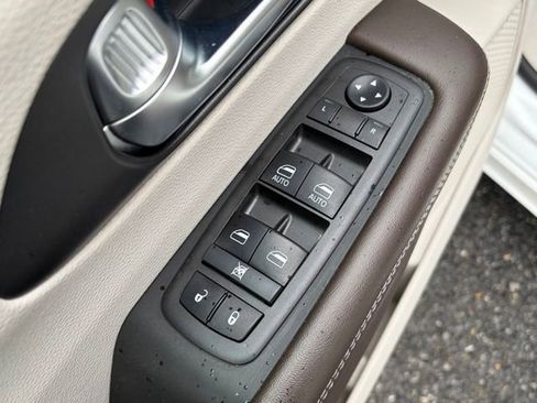 Used 2021 Chrysler Pacifica Touring-L w/ Premium & Safety Sphere Group FWD image 13