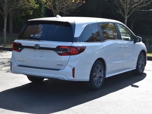 New 2026 Honda Odyssey Touring image 8