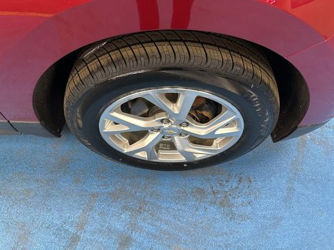 Used 2021 Chevrolet Equinox LT image 3