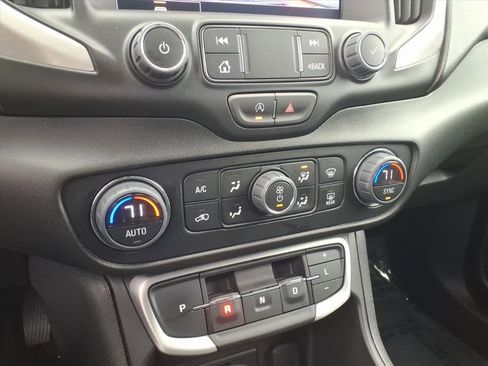 Used 2024 GMC Terrain SLT image 10