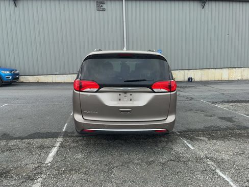 Used 2017 Chrysler Pacifica Touring-L w/ Tire & Wheel Group FWD image 5