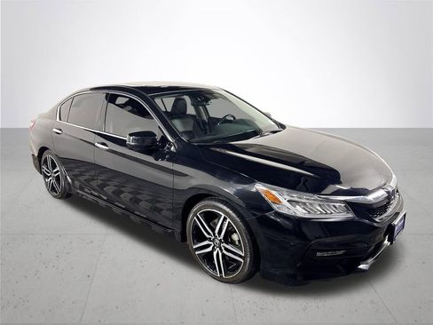 Used 2017 Honda Accord Touring image 4