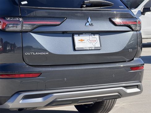 Used 2025 Mitsubishi Outlander SE image 6
