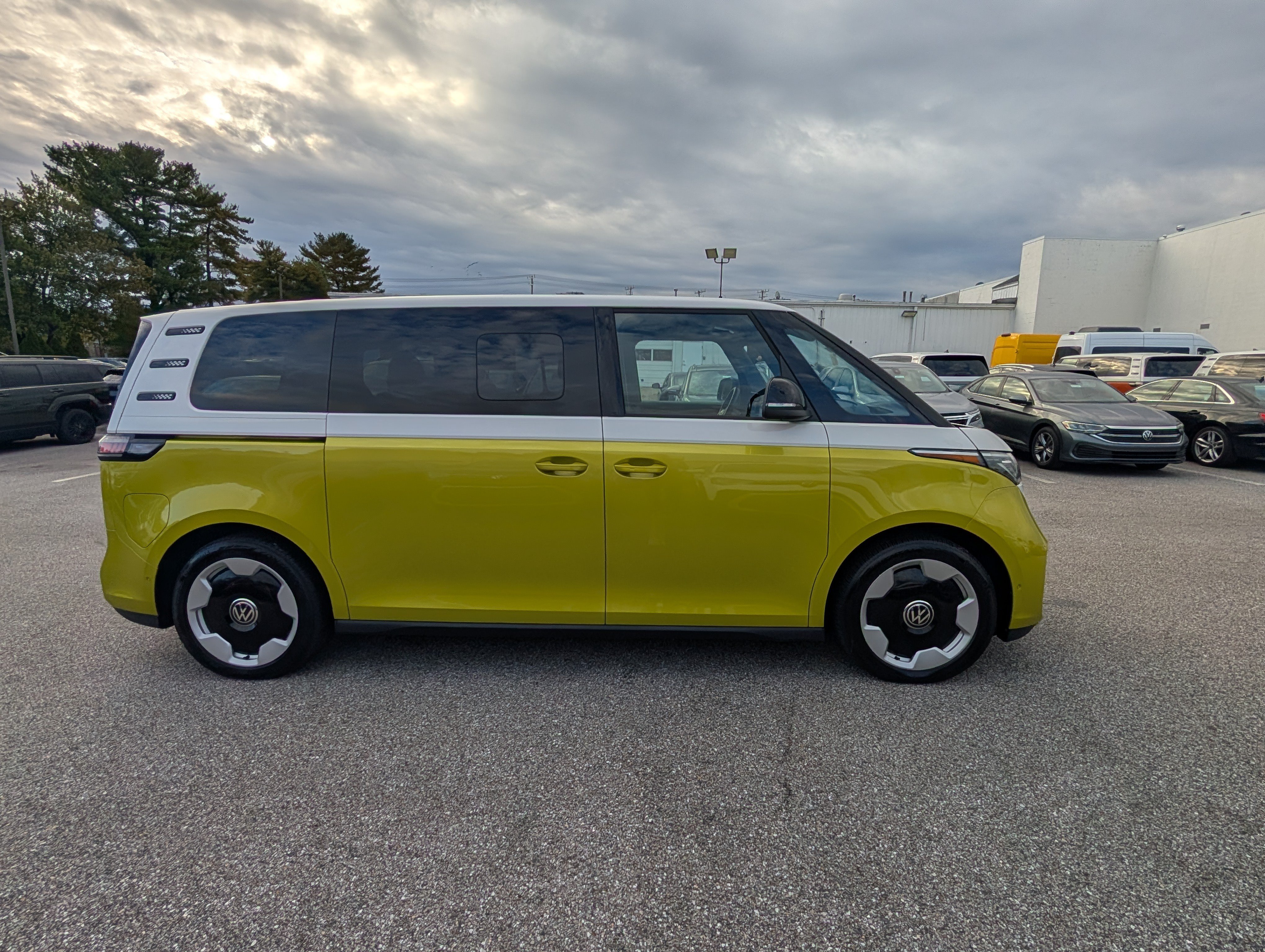 Used 2025 Volkswagen ID. Buzz Pro S Plus RWD image 3