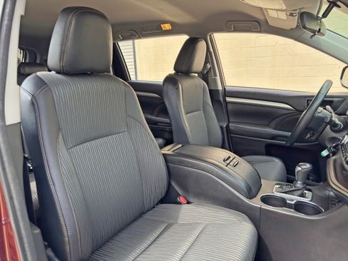Used 2018 Toyota Highlander Plus AWD/4WD image 32